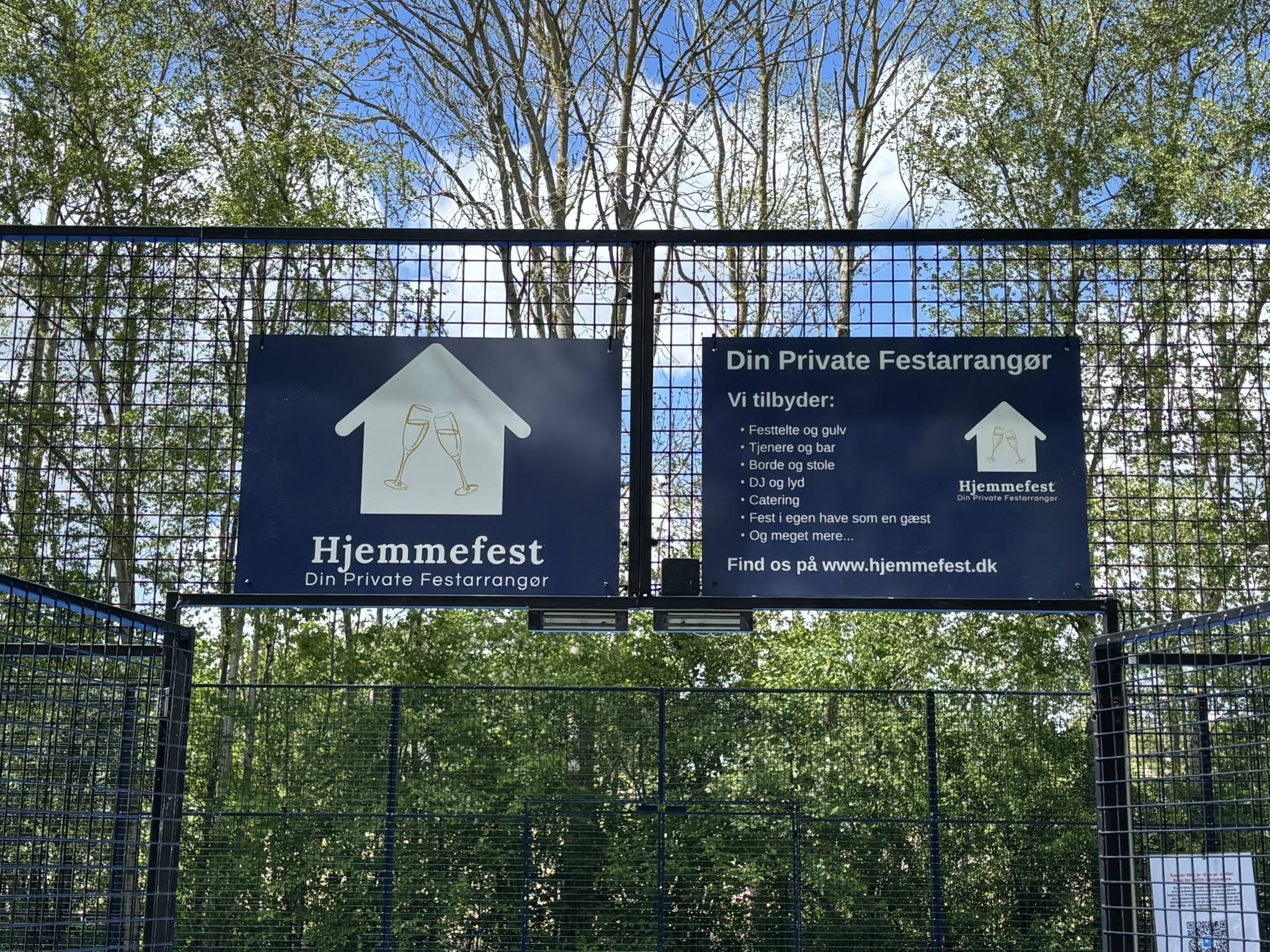Hjemmefest-skilte ved padelbanen i Allerød Padel Klub